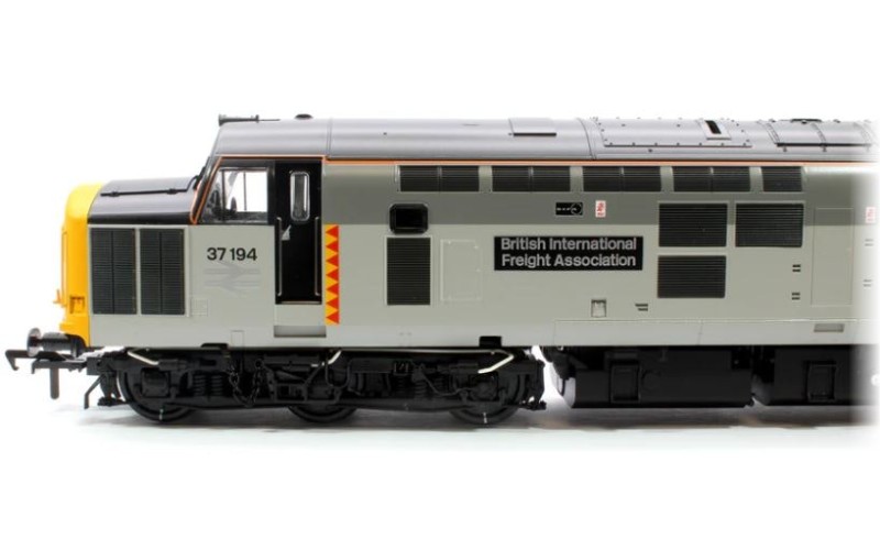 Bachmann 35-307 - Class 37/0 Centre Headcode 37194 'British Int. Freight Assoc.' BR RF
